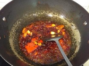 火锅底料入油锅炒香，炒好后加适量清水煮开