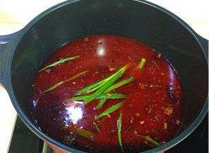 把准备好的蔬菜放入锅中煮熟