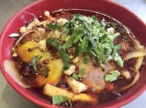 煮好后捞出淋上香油、撒上葱花、芝麻、、小米辣、蒜末，浇上汤汁即可