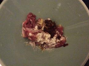 五花肉洗好后切片，加适量生粉，豆瓣酱，料酒和姜块腌制5-10分钟