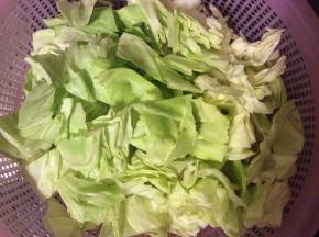 包菜洗好后手撕或用刀切成小块