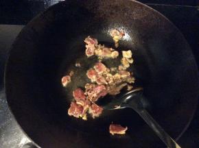 锅中热油，把五花肉倒进去快速翻炒，防止粘锅