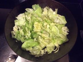 炒变色后把五花肉装盘，用锅中剩余的油继续炒包菜