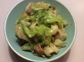 包菜炒熟后倒入五花肉一起炒，加盐调味，炒匀出锅