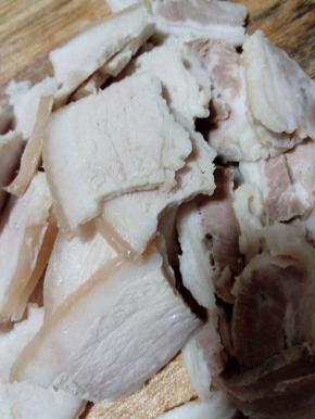 五花肉焯水去腥，切成薄片