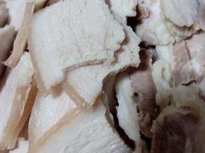 五花肉焯水去腥，切成薄片