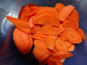 胡萝卜去皮，斜切成片
