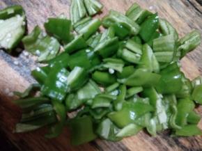 青椒去缔，切成小块