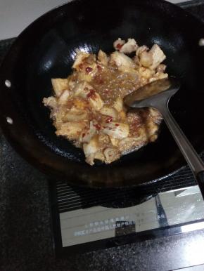 大火热油，倒入五花肉爆香，翻炒出油脂，放入适量豆瓣酱炒香