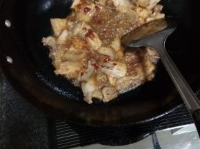 大火热油，倒入五花肉爆香，翻炒出油脂，放入适量豆瓣酱炒香