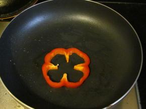 平底锅刷油，放上红椒片