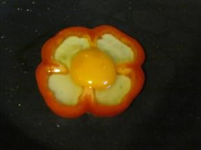 磕1个鸡蛋，小心倒入红椒中