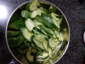 黄瓜去头尾洗净切片备用，瘦肉洗净切片备用