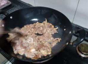 锅中热油，把瘦肉片倒入锅中快速翻炒，加姜片去腥，肉炒断生后出锅