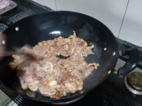锅中热油，把瘦肉片倒入锅中快速翻炒，加姜片去腥，肉炒断生后出锅