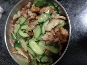黄瓜炒软后倒入肉片，加盐调味，翻炒均匀后出锅