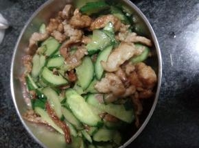 黄瓜炒软后倒入肉片，加盐调味，翻炒均匀后出锅