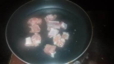 排骨入锅过水焯熟