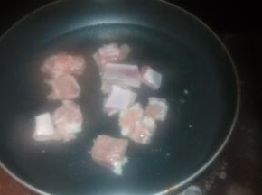 排骨入锅过水焯熟