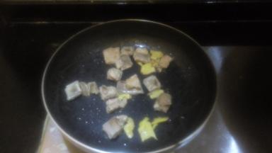 生姜切片，和排骨一起下锅快速翻炒