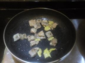 生姜切片，和排骨一起下锅快速翻炒