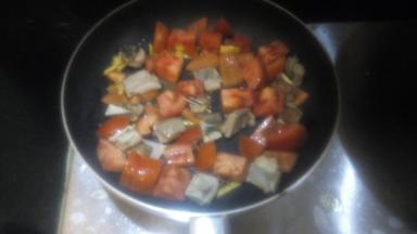 排骨炒变色，倒入番茄炒出汁