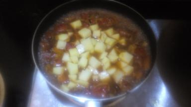 加水大火烧开，放上葱段，倒上土豆块，大火煮开，转小火慢慢焖熟