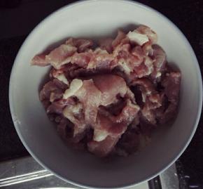 猪肉切片，与姜丝混合去腥