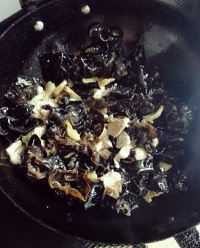 锅中倒上适量的食用油，把肉片放进爆炒，再倒上泡好的木耳，炒2-3分钟，加盐炒匀出锅