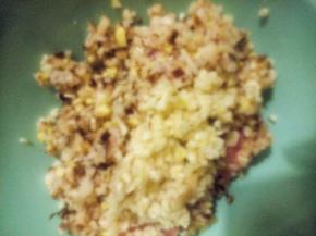 五花肉去皮，剁成肉糜，香菇、生姜、大蒜洗净后剁成泥，放入肉糜中