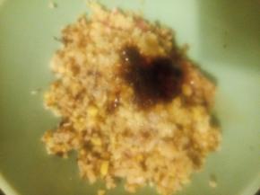 放上适量的酱油、蚝油、盐、料酒、白糖，搅拌均匀，放置20分钟左右腌制入味