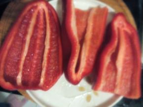 红椒洗净去缔，切成两半