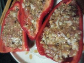 把腌好的肉泥放入青椒中，装盘入烤箱