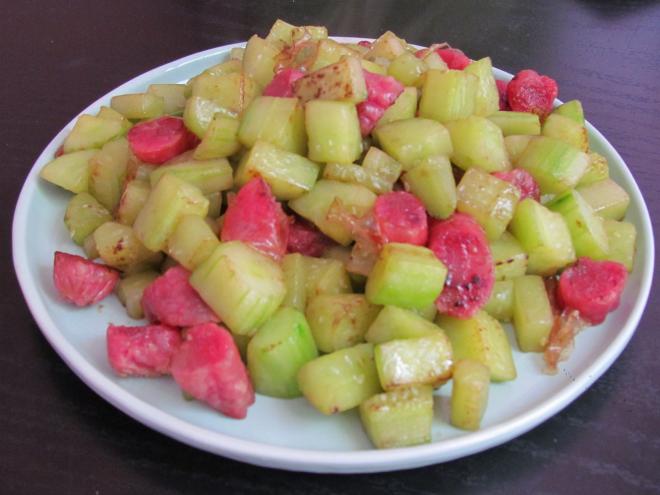 黄瓜炒腊肠丁
