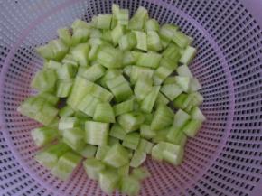 黄瓜去皮切丁