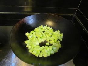 炒锅里的油烧热后放上黄瓜丁翻炒
