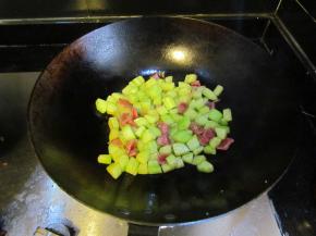 稍微翻炒几下放上腊肠同炒，翻炒1-2分钟放上盐，炒好出锅