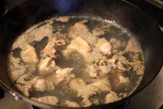 鸡斩块洗净，过水焯熟沥干备用