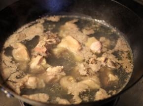 鸡斩块洗净，过水焯熟沥干备用
