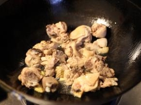 锅内放入油烧热，放入姜片爆香，放上焯好的鸡肉