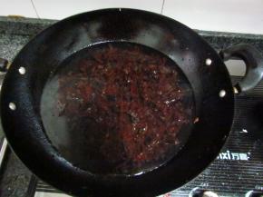 锅中加水，紫菜泡开洗净后放入锅中