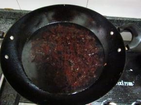 锅中加水，紫菜泡开洗净后放入锅中