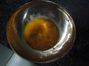 鸡蛋打散，搅拌成蛋液