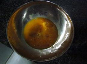 鸡蛋打散，搅拌成蛋液