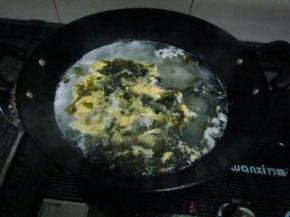 煮开后倒入蛋液，搅拌成蛋花状，撒上适量盐，稍煮片刻即可出锅