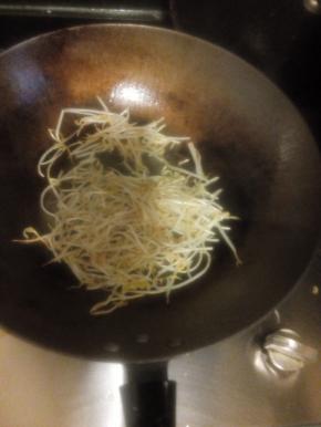 炒锅洗净，烧干后倒入适量食用油，油热后把豆芽倒入翻炒