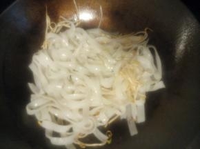 豆芽翻炒几下后倒入河粉，淋上适量的酱油，加少许的盐调味，翻炒均匀