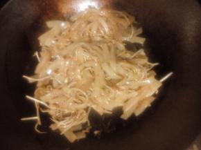 河粉炒熟后出锅