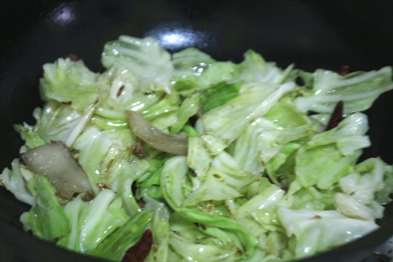 学会这几个技巧，手撕包菜还是家里的好