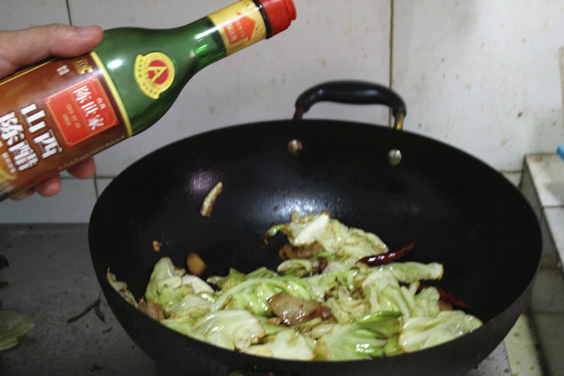 学会这几个技巧，手撕包菜还是家里的好